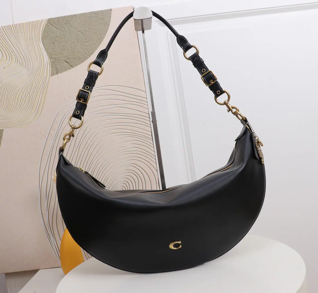 【Original factory skin】【Packaging】 Coach A single-sleeping toothbag. Dimensions: 48*25.5*3.5cm Model: CEN34
