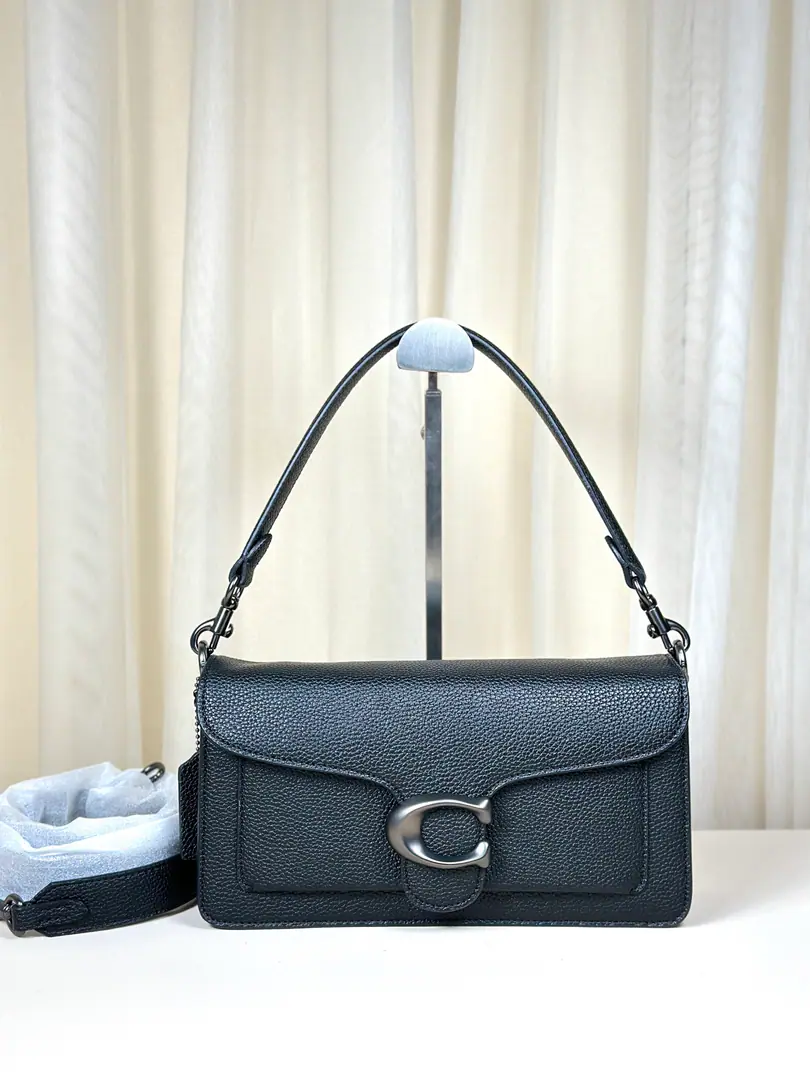 【Packaging】【Original plant level】 NewTabby Three-storey wine bag. cH Coach The wine-broom.TabbyThe handbag's shoulder slanted and it's been a hundred times., It's a popular thing.. The hardware is solid., The whole thing is small., It's a very special thing.. Each bag is free for a day or two., The internal structure is stratified., It's perfect.: 26/20cm. This size just fits the black spot.
