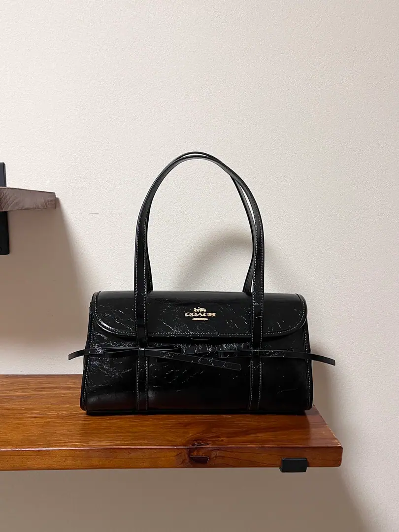【Packaging】【Original plant level】 C+Butterfly knots.🎀, It's beautiful.😍😍😍 The new armpit is a bag of oiled lass and mucos. Put the armpit in your bag., There's a zipper pocket on the inside of the shiny wrinkle leather.. Press press press press button to open the design, With a cloth liner.. Dimensions: Long34.5cm×Kuan12cm xHigh16cm