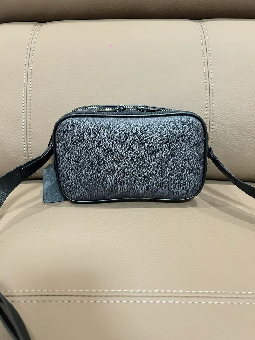 【Packaging】【Original plant level】 COACHCork! CET55 Colton 19 A classic old flower, black and gray new material. Leisure Cow leather. Slanting bag A small new camera bag for a man. Black Dimensions19×6×11