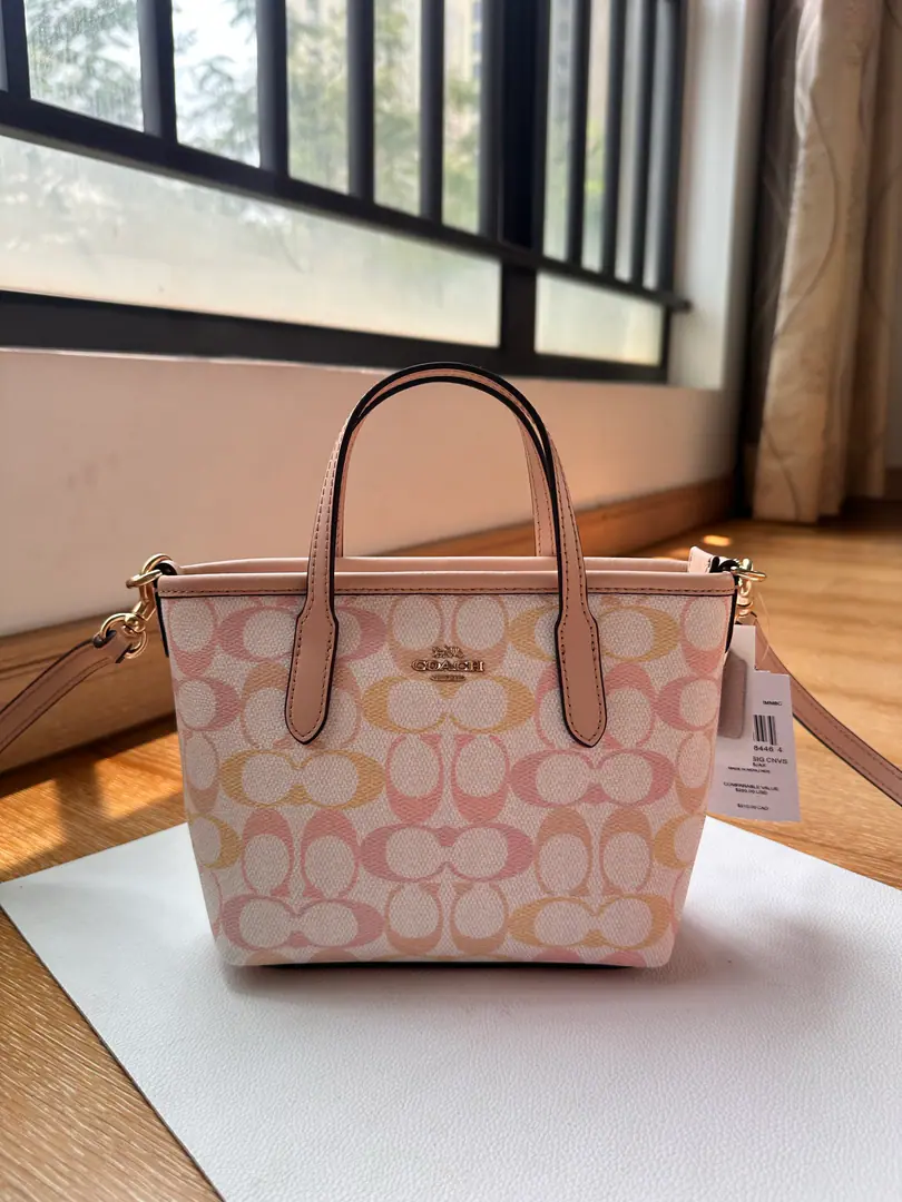 【Packaging】【Original plant level】 Skin shoulder belt. CEK82,City15Gradient powder I'll do it.CoachThe classic canvas.PVCMaterial, - It's a grinding resistance., It's not easy to scratch flowers.. The handle and the bag are paired with light gray blue leather., And the old flower that's all over her., The whole thing is a springtime thing.. Bring yourself a strap to disassemble., Support for laptops, Single shoulder., Slash multiple backs., It's a very good style., Leisure, Telecommuting, You can make a date.. It's a small bag, but it's a good one., Cell phones, Pizza., Lipstick, Keys., The earphones and everything., Pocket belt zipper design, Don't worry about the drop. Dimension17/14/8cm