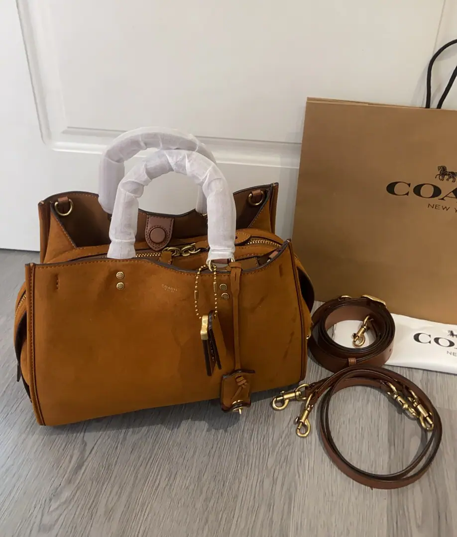 【Original factory skin】【Packaging】. Coach3Moons.CCx23 ccx24 rogue31 1941The classics of the series., Details are paramount Inspired by a dreamer who's a free-standing dreamer., Rogue31It's a combination of capacity and shape.. With a top handler., Dismantled shoulder belts.(Long, Short), Achieving multiple back-ups. Luxury Quality, It's a great charm.