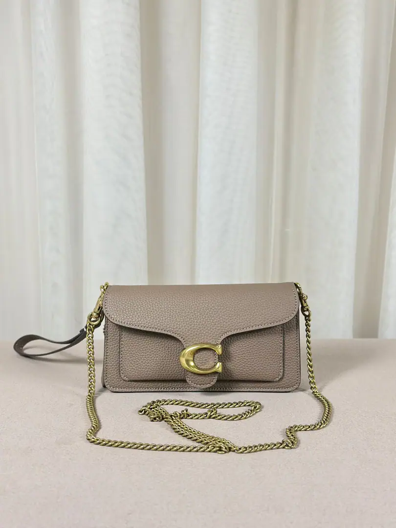 【Packaging】【Original plant level】, COACH/The new girl's bag.TABBY 19The number-and-line slanted bag. CBF14Two., Three credit card slots with built-in multipurpose pockets., The buttons open the pocket.. It's in the artificial tanning line., The chain can be broken back and slant across dimensions20Long10.5HighX4.5Broad spot supply