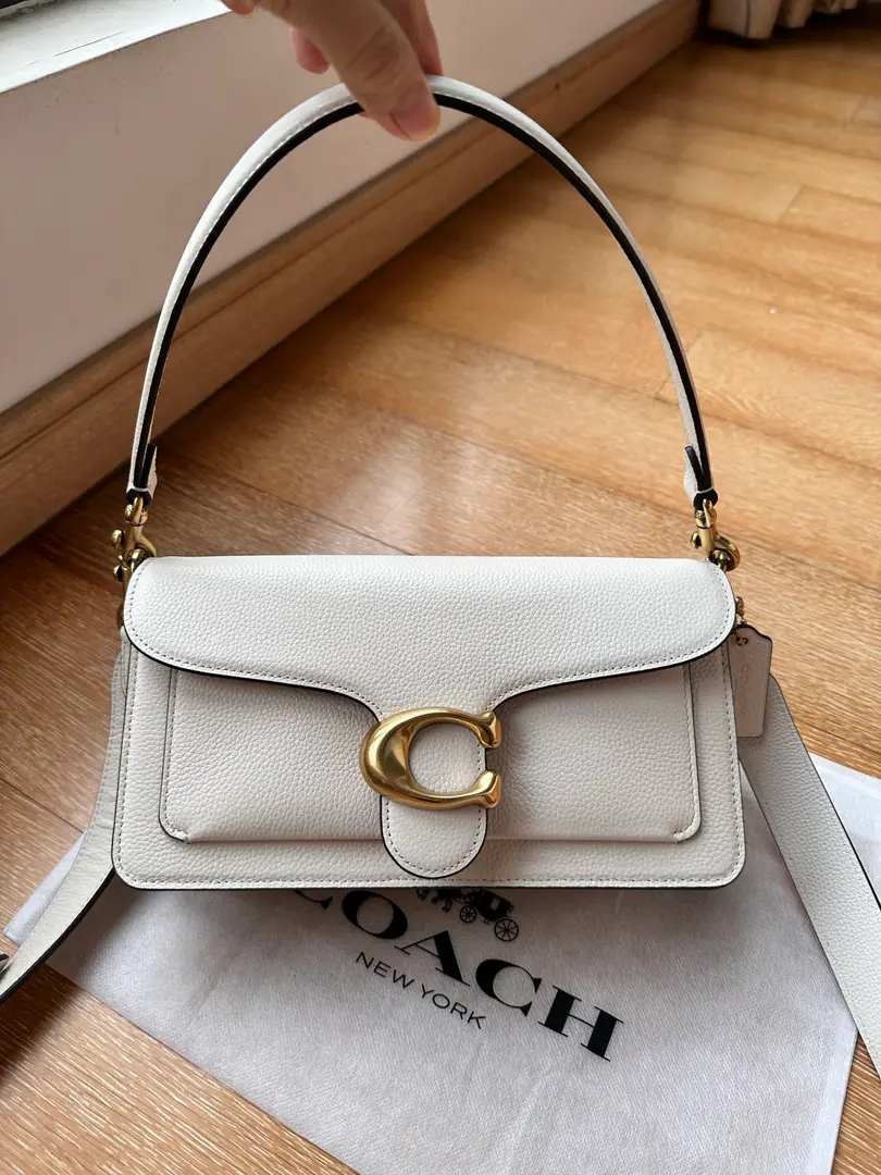 【Original factory skin】【Packaging】 ch White quality bar.coach/The new Queen of Elmer. Head-deck skin quality New shipments. C1032 Tabby26 The new version of the Mardi Gras bag is here.～The head of a cow with a classic old flower.logoMaterial Quality is comparable.！ The new version side uses a accordion design, I've got a sense of hierarchy.！I've added a layer of inner layers., The cortex is also upgraded., ♪ And my hands are soft ♪, Quality UP UP The pattern is the same as before. Classic, A classic brand. Yes.2A strip that can be disassemble., A pack of them., But the handy.-Single shoulder.-Slash-You can make armpit bags. This color., It's a lot of style. A pack of everything.！ Dimensions: 26*15*7.5.