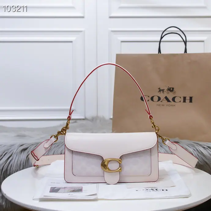 【Packaging】【Original plant level】. coachWhite tabbyThe Mardi Gras is wearing a new creamed flower.91215 The hottest one this year is white.,It's so refreshing and unpopular.. The package is a model., Made from fine leather and classic sign canvassing materials, Classic metal hardware with a sign style, The details are great.！Staffing2A strap that can be disassemble., It's a matter of both., Or as a single shoulder bag or slash bag.. Dimensions:Vertical Length19.5cmShort belt Vertical Length54cm♪ Can open straps ♪, Available for shoulder or slash 26cm (Long) x 15cm (High) x 7.5cm (Kuan)