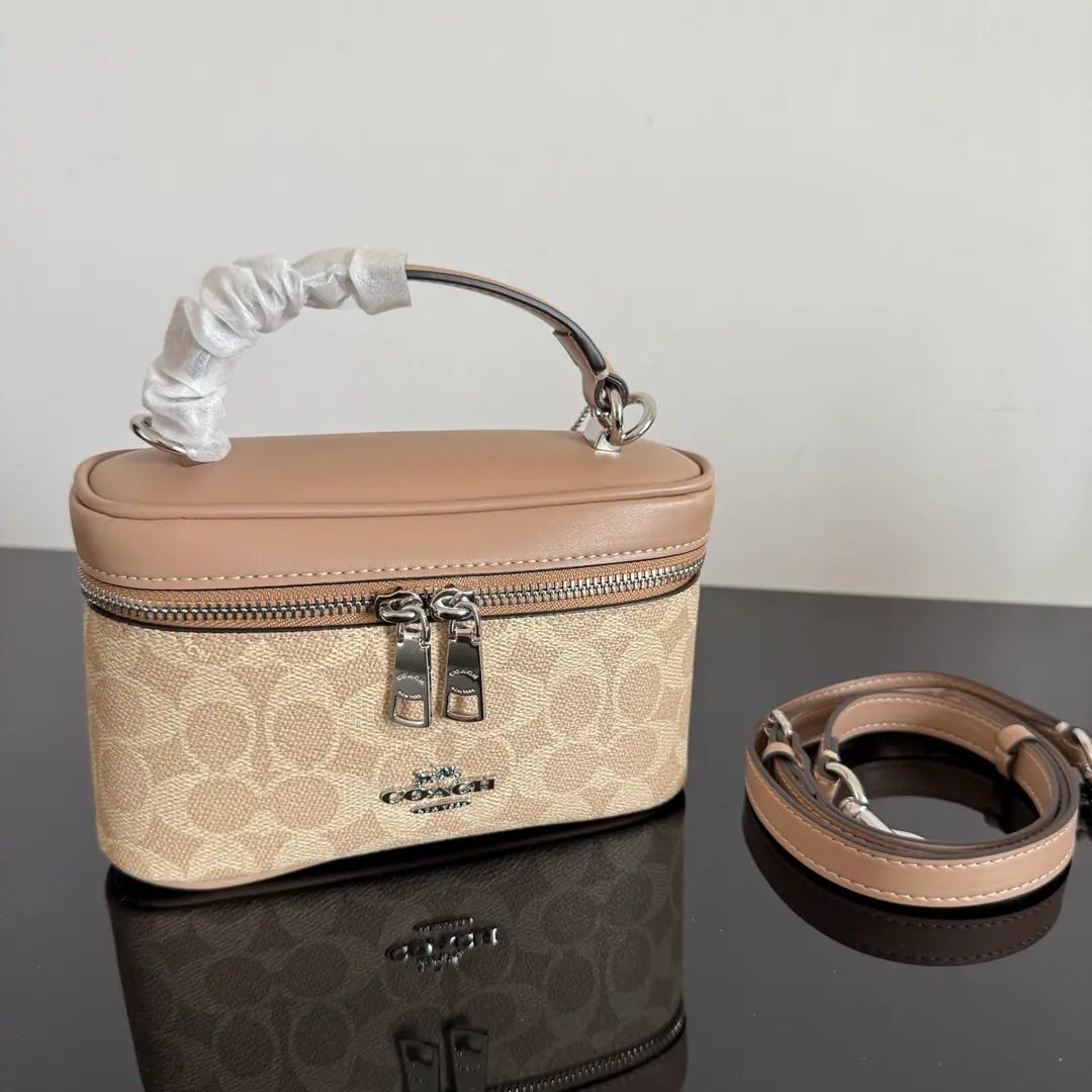【Packaging】【Original plant level】 【New】Coach 5Moons. CEO23 OriginalsBox. The material is for leather with baseball gloves., Soft and durable., It's a great touch., I'm feeling comfortable with my back.. Don't look at it as small and delicate., The inside is very good.“Load”Dimensions22/17/9