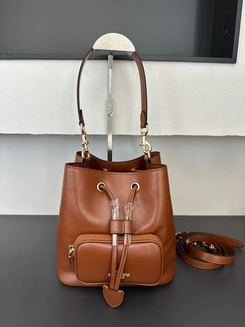 【Packaging】【Original plant level】 【New paragraph】COACH/Cork!CES95Ms. Ole's cattle leather.ROWANThe buckets are slanted., Internal zipper bag, Pull the rope., Vertical length of fabric liner22cmHand handle can be removed, Outlink zipper bag., Vertical Length54cmDismantled shoulder belts., Shoulder or slash, Dimensions21.5cm（Long）x 21.5cm（High）×14cm（Kuan）