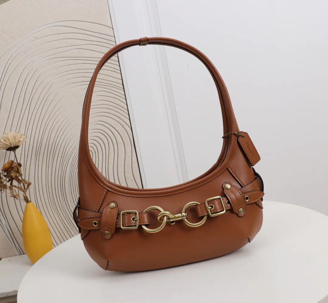 【Original factory skin】【Packaging】 Coach The single armpit is under the bag. Dimensions: 26.5*11*8cm Model: CEN80