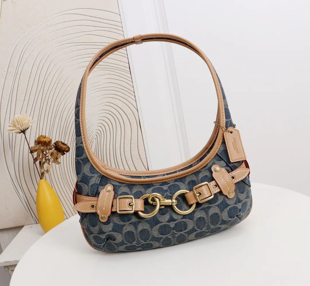 【Original factory skin】【Packaging】 Coach The single armpit is under the bag. Dimensions: 26.5*11*8cm Model: CEN80