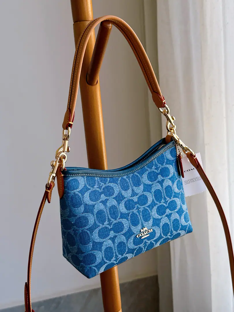 【Original factory skin】【Packaging】, 【New item for today.】CDQ27/CCZ41 laurelSeries, The little street bag Danning is new to me.2Let's do it., It's because of the classics that we keep updating.～ The little Danning is still a good rule., A little lightweight., Come on, let's go to the front end., This little thing seems more like a little bit of a fan., Pop-Up Simple Style, Simple armpits with shoulder belts on their shoulders. Dimension: 20/7/15.