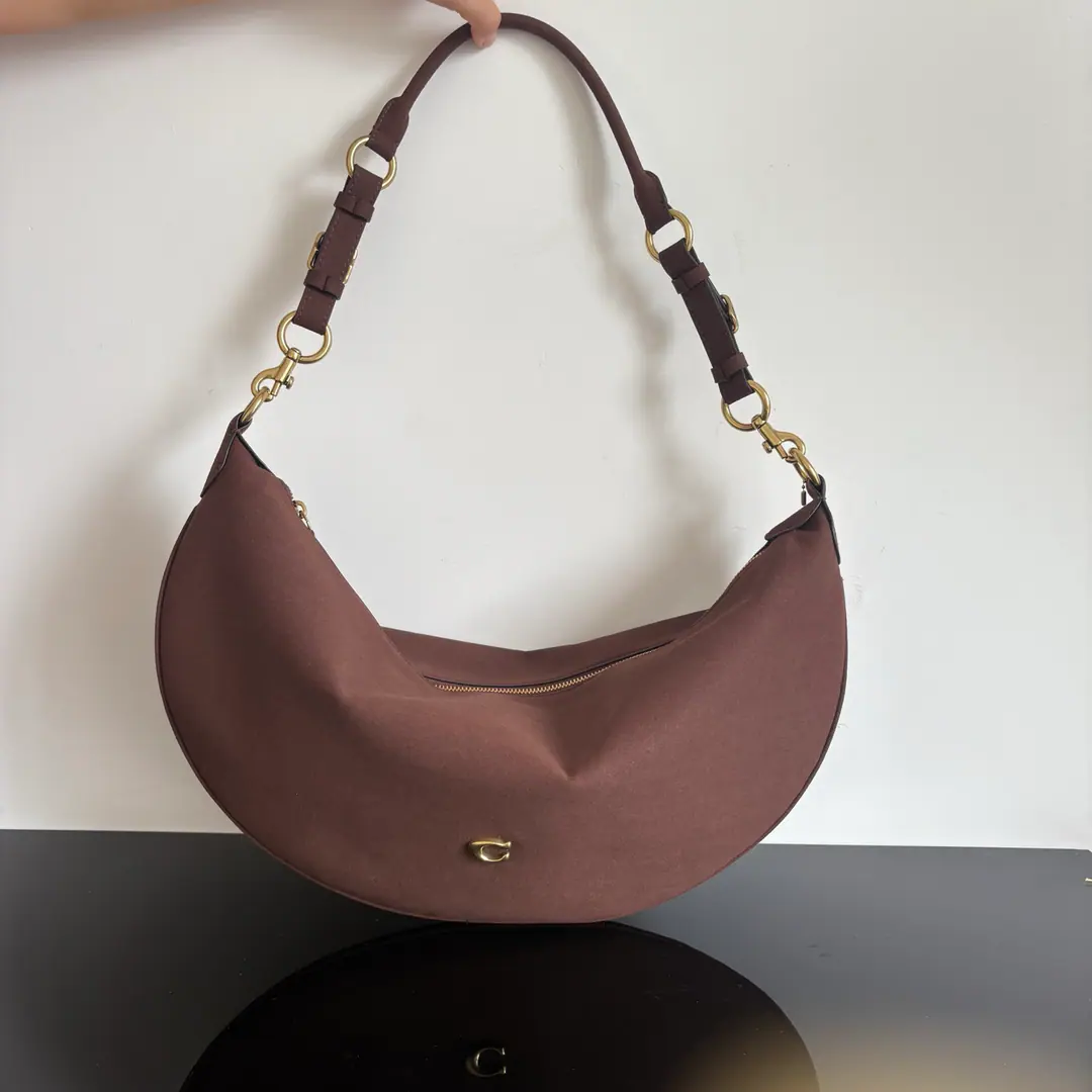 【Packaging】【Original plant level】 COACH CEN34 PAIGESingle shoulder backpack., Black leather.+MetalCTitle, Jane's got a lot of air.!Arcs are full of threads., Shoulder band adjustable, Single shoulder./I'm gonna put my armpits on my back.OK, I can use it for commute.. Leather soft and durable., The more you use it, the more you shine., It's safe and convenient to zip., The daily stuff is easily collected.. It's practical and design-oriented., It's the ideal package for a city girl.! Open up.48High25Huge1