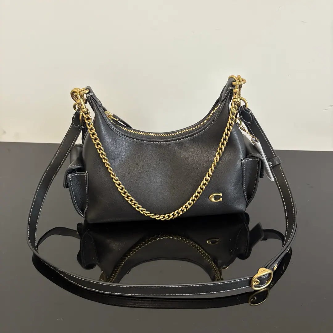 【Original factory skin】【Packaging】 Small Coach- I'm not a liar.22One pack of three. Package size22cm, It's just a cell phone., Pizza., Keys., Lipstick, The daily travel capacity is fully adequate. Bring yourself three shoulder belts.!Skin shoulder belt.+Metal chain wide shoulder belt+Long slant swirling straps. Single shoulder., Armor!, Slash three backs and switch at your heart., Three styles a day. CCR41
