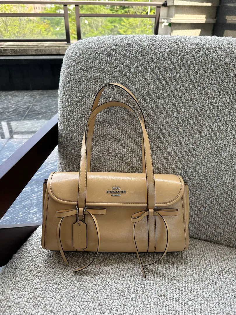 【Original factory skin】【Packaging】 【New paragraph】 CoachCork!BridgetButterfly knots.🎀CDY94The new armpit is a bag of oiled lass and mucos. Put the armpit in your bag., There's a zipper pocket on the inside of the shiny wrinkle leather.. Press press press press button to open the design, With polyester liners.. Dimensions: Long34.5cm×Kuan12cm xHigh16cm, iPad mini, Even a long wallet can be included..