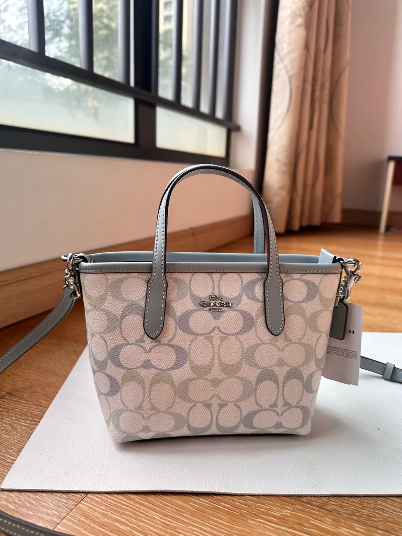【Packaging】【Original plant level】 Skin shoulder belt. CEK82,City15Gradual Blue I'll do it.CoachThe classic canvas.PVCMaterial, - It's a grinding resistance., It's not easy to scratch flowers.. The handle and the bag are paired with light gray blue leather., And the old flower that's wrapped up in it. Echo, The whole thing is a springtime thing.. Bring yourself a strap to disassemble., Support for laptops, Single shoulder., Slash multiple backs., It's a very good style., Leisure, Telecommuting, You can make a date.. It's a small bag, but it's a good one., Cell phones, Pizza., Lipstick, Keys., The earphones and everything., Pocket belt zipper design, Don't worry about the drop. Dimension17/14/8cm