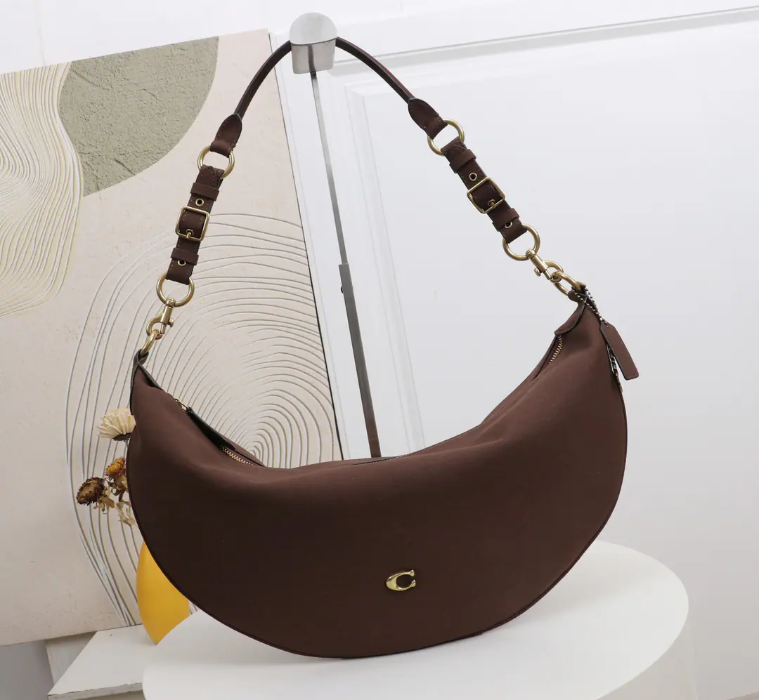 【Original factory skin】【Packaging】 Coach A single-sleeping toothbag. Dimensions: 48*25.5*3.5cm Model: CEN34