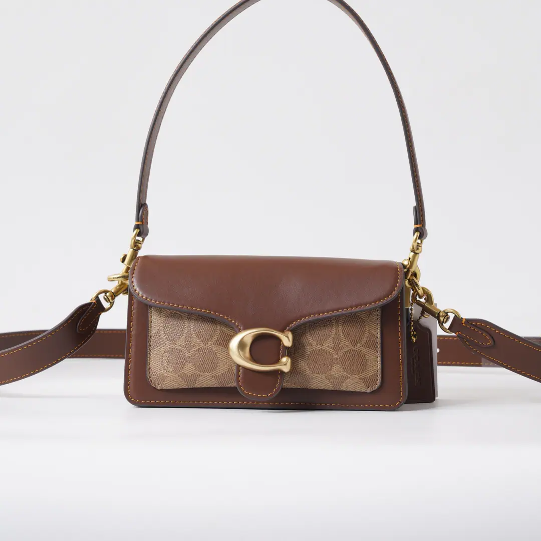 【Original factory skin】【Packaging】 CY Tabby20The series of wine-god bags., One shoulder under the armpit, slanted handbag.. This is a very good job.TabbySingle shoulder bags are recreated in modern ways.1970The design of the era, Made from polished pebbles and pebbles. It's tight.20Numbering26No. A little more subtle., With two straps to disassemble., It's a matter of both., Or a short shoulder or a slash.. It's a classic symbol of hardware., And the most impressive charm.. Dimension: 20x17x7cm