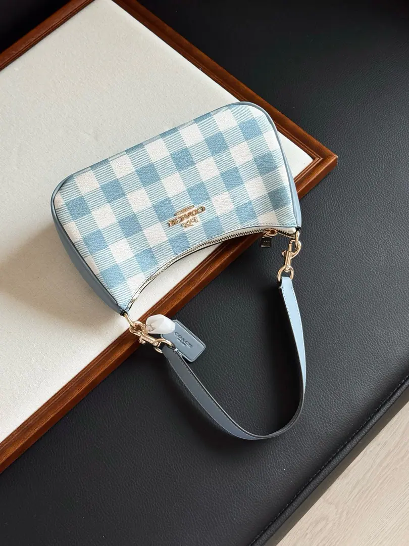 【Packaging】【Original plant level】 New Blue white-coloured.！！ Who's carrying who's sweet?！ A fresh, unnatural girlhood. CES65 Blue white-gring mahjong bag, Classic Gravity+Blue leather edge., The wind is full of fresh air.!We'll use the durable canvas., Metal zipping+Lock buttons, Safe and delicate.. Medium Size, With a disassembly strap., Handheld, Single shoulder., The slashers are all over the place.OK, I can handle my time off.. Internal space is reasonable.,,, You can fill it up., It's practical and fashionable., It's a luxury to choose.! Dimensions: I'm all yours.24.5×12×6cm