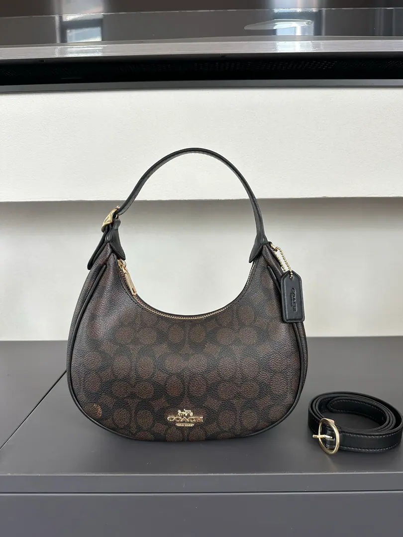 【Original factory skin】【Packaging】 【New paragraph】COACH/The new Queen of Elmer.CDW86 CDX17 CDW87 CDX21 CDX34 Madam's monthly bag.EmilyThe mantle is a single shoulder slanted bag under the armpit., Disableable to adjust long shoulder belts, There's a zipper pocket inside., Size length23.5cm x High13cm x Kuan6cm Next call.15013139986【TB88KC88】v.Letter