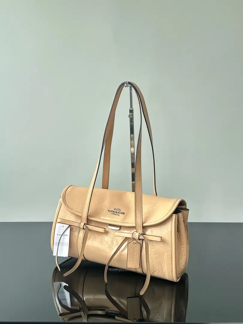 【Original factory skin】【Packaging】 Meadows. CDY94 🎀BridgetThe series of butterflies is a new one./A stick bag. Select high-quality light-lighted waxed cow skin for wrinkles, The skin is soft and flexy., The more warm the retrogents become the more original.. The light is so delicate and sophisticated., - It's grind-and-scratch., Not mutant, I'm a very careful person.. Fine gold brand metallogo, It's not cheap to be light-minded.. I'm a very sophisticated man., The edges are smooth and smooth., Double-share reinforced shoulder belts are heavy., You're a big player.～ Simplified flipping soft wrapping, The lazy stunbags., No shape., Not at all., I'm so light and low on my shoulder.～ Lower arm back.: ♪ And loose ♪, The ancient Koreans are feeling a lot of atmosphere. Single shoulder.: Elegance atmosphere, I'm a good man. Hands.: Very good., Easy.holdIn a formal setting.