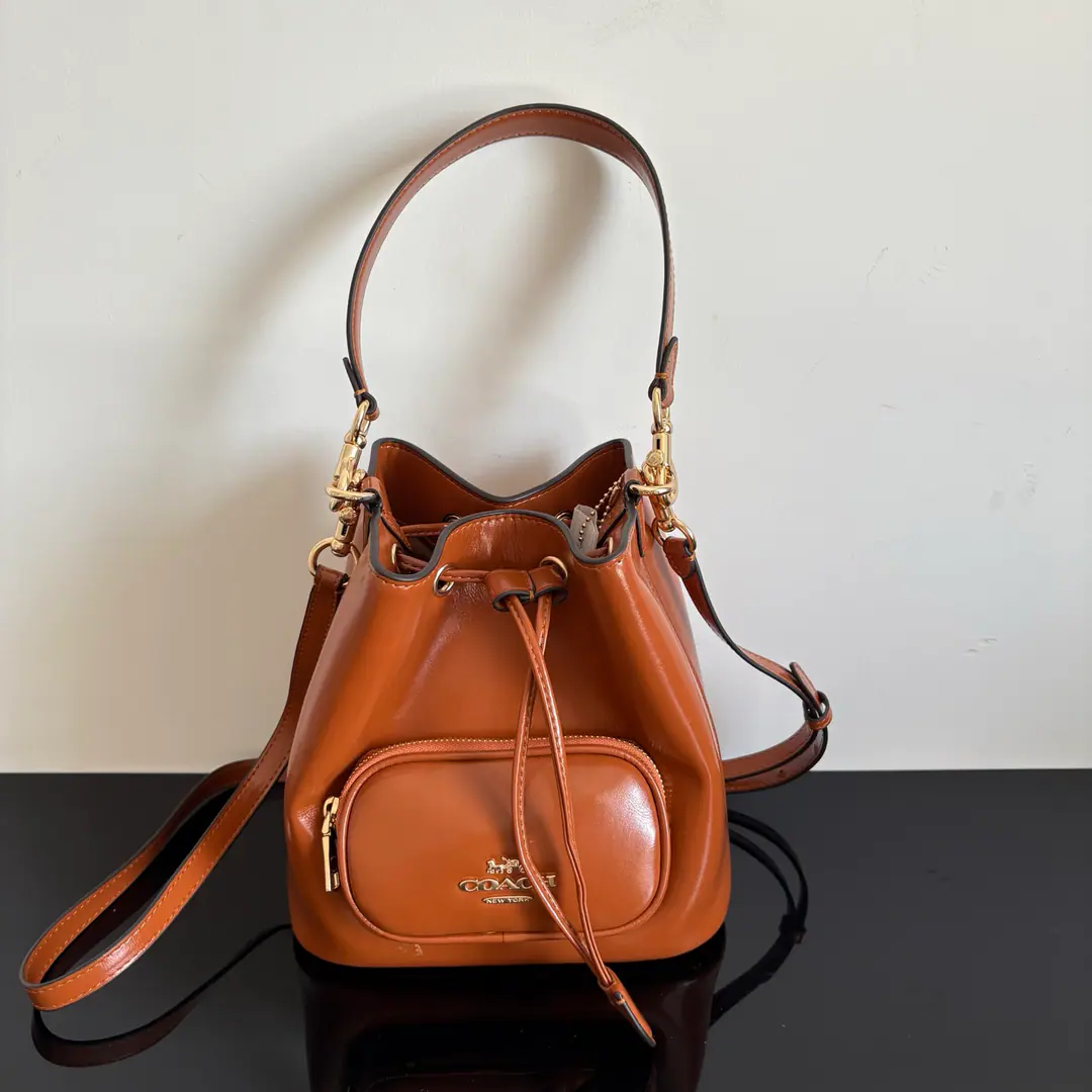 【Packaging】【Original plant level】 【A gift from the seventh year.】COACH/Ms. Corsy Orly's cattle leather.ROWANThe buckets are slanted. CES95 Dimensions: 21.5*21.5*14