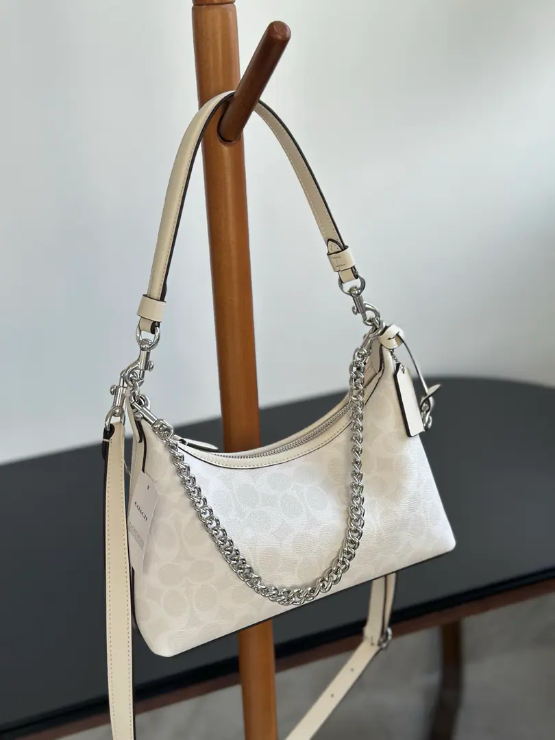 【Original factory skin】【Packaging】, coach CAM26 JulietJuliette's old flowery bag., Three shoulderband design, A variety of free-association techniques., I'll look good on my back any way I can., Fashion front., The restful wind is full.. A whole bag of classic old flowers, slinging up the skin of cattle., It's really nice to have a metal chain., Very advanced.. Dimensions: 27.5*11.5*10.5