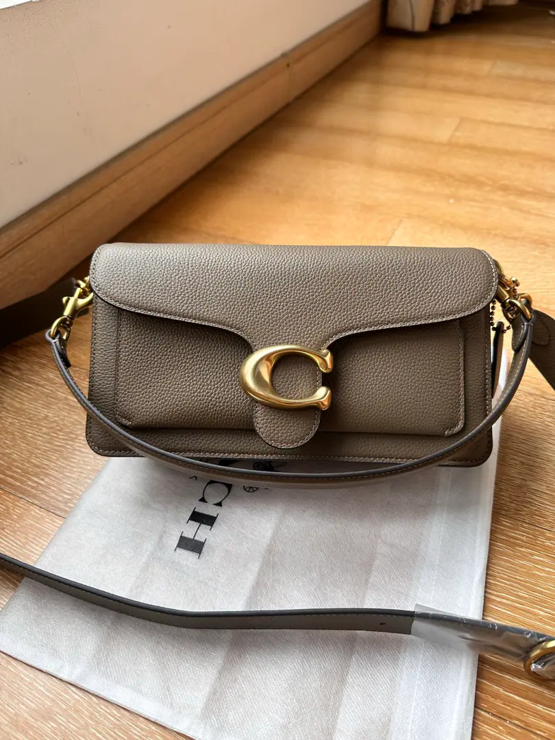【Original factory skin】【Packaging】 CH The elephant is a gray quality bar.coach/The new Queen of Elmer. Head-deck skin quality New shipments. C1032 Tabby26 The new version of the Mardi Gras bag is here.～The head of a cow with a classic old flower.logoMaterial Quality is comparable.！ The new version side uses a accordion design, I've got a sense of hierarchy.！I've added a layer of inner layers., The cortex is also upgraded., ♪ And my hands are soft ♪, Quality UP UP The pattern is the same as before. Classic, A classic brand. Yes.2A strip that can be disassemble., A pack of them., But the handy.-Single shoulder.-Slash-You can make armpit bags. This color., It's a lot of style. A pack of everything.！ Dimensions: 26*15*7.5.