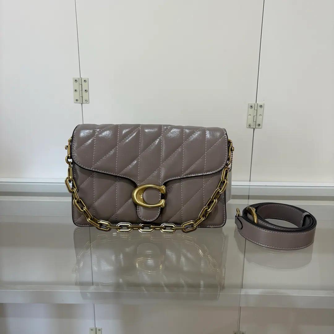 【Original factory skin】【Packaging】 Small New ox, new gin bag., ParagraphCAF55 The interior layer caps were increased to be soft and flexible. A multilayered super-loading. It's very practical. Three. Shoulder belts and chains can make many styles. Dimensions26:16.5*8.5