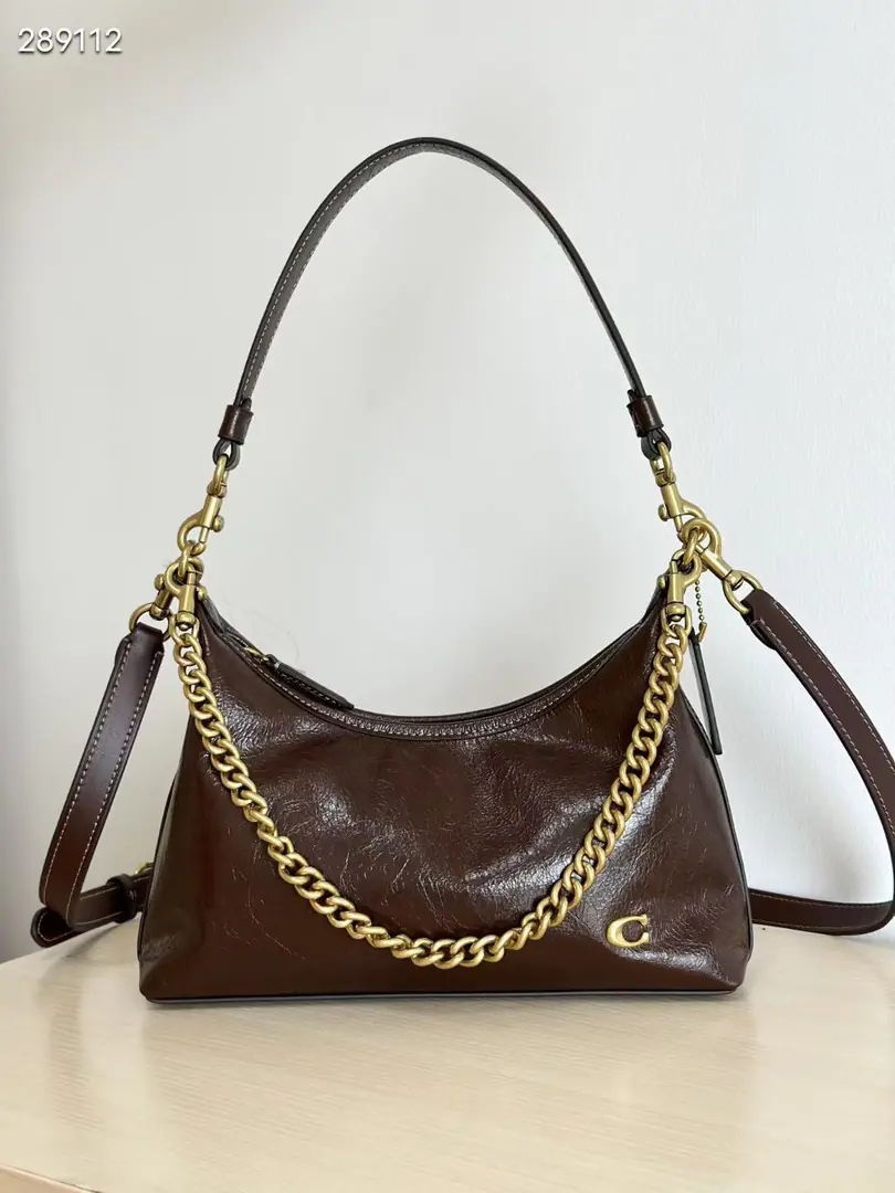 【Packaging】【Original plant level】 CoachCork! CAD75 JulietJuliette's series of waxy vagrant bags., Three shoulderband design, A variety of free-association techniques., I'll look good on my back any way I can., Fashion front., The restful wind is full.. The whole package is filled with oiled waxed leather., It's really nice to have a metal chain., Very advanced.. Dimensions: 27.5*11.5*10