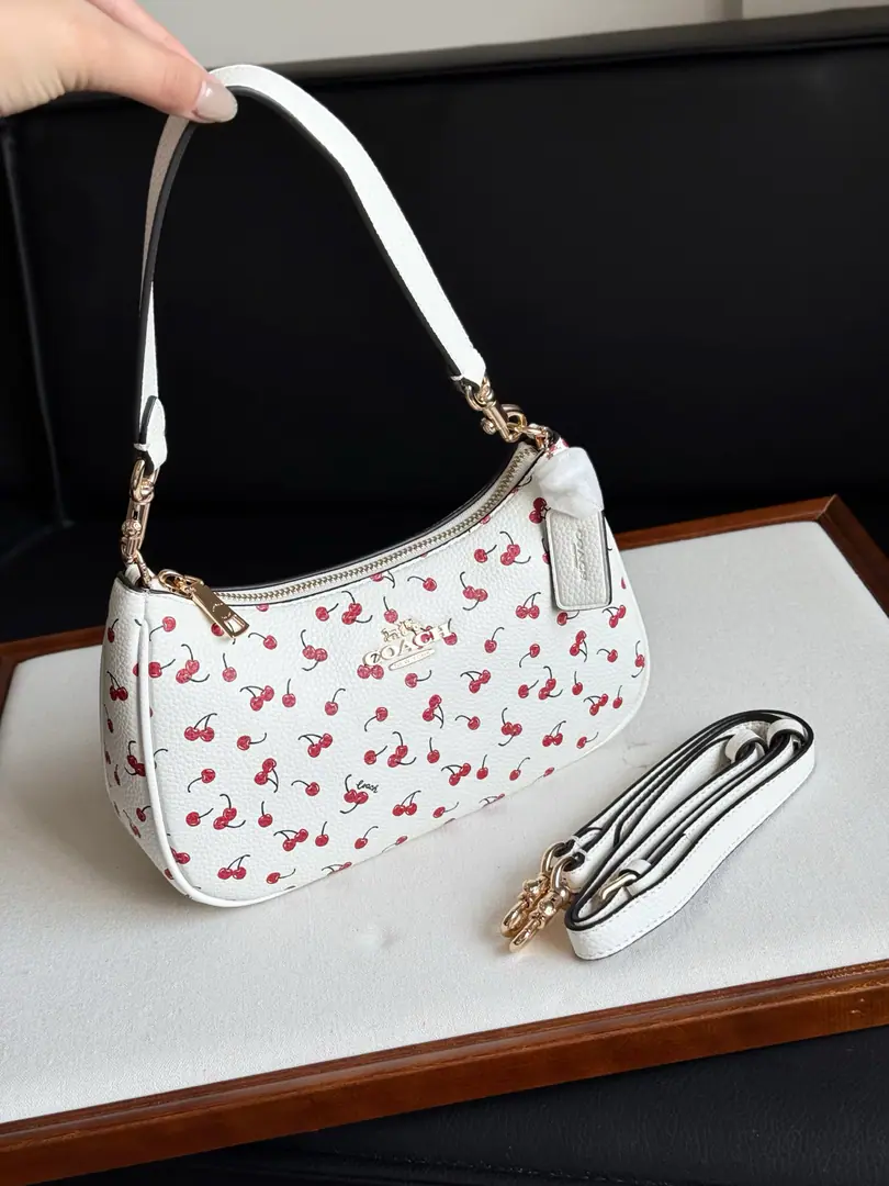 【Packaging】【Original plant level】 CFG01 TeriA series of cherry marks., The white milk is full of cherry., It's beautiful.！！Elegance, French, And I can have a day's rest.！ The whole slant and shoulder line is clean. Without a little drag., It'll be in your year.topSummer is full of atmosphere.!High-quality leather material, The bag is not easily deformed., Metal zipping+The shoulder belt details are super fine.. Medium Size,, You can fill it up., Telecommuting, Out to the capital.OK!Shoulder band adjustable, Lower arm back.or♪ Slash to switch ♪, I'm not sure if I can., Degraded and practical., Summer is the only way to dress.! Dimensions: I'm all yours.24.5×12×6cm