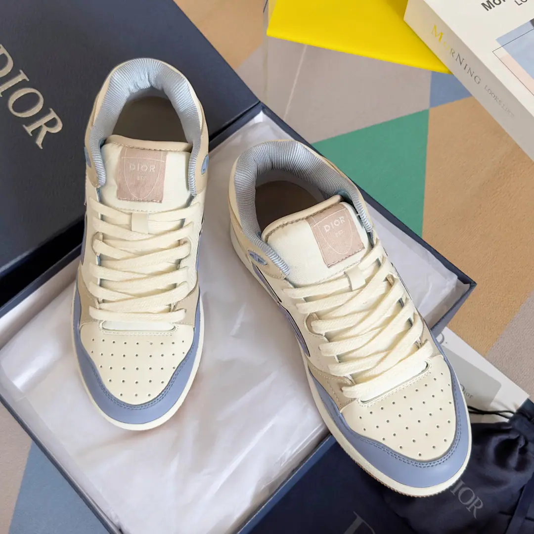 Top Version: - The Chinese! DiorDio.B57Series Couple money. Leisure sports shoes CD Skis. Original procurement development Make the goods. This one. B57 The Chinese sneakers are the new line of men's clothing in spring 2024., Reconstructing basketball shoes., Become Dior A classic one.. It's carefully crafted using grey and white smooth cow leather., Sides are in rice and black. Oblique Mark sign. Shoe tongue., Shoes under and behind the backs, so as to improve the tone with a variety of features., And the perforated details., The artery and rubber plate are more of a charm for the motion of its sports style.. With a pair of rubber shoes., It's a mix of costumes., Make a fine shape.. Send a cabinet for fine packaging🛍📦 ▪️Fabulous.: Original custom-made cow skin+ ObliqueOld bouquet. ▪️Uchi.: The original is custom-made in the air. ▪️Otsumi!: Original OpenTPUGroup Bottom ▪️Bottom: 3CM ▪️Size: Female size35-41 / Men38-46