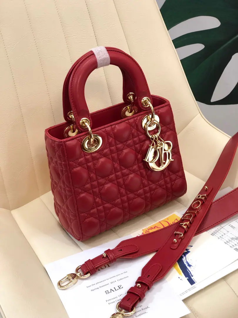 My ABCDiorFour-leg cherry, little lamb-skinned, tweed-tweed handbag., A personalized shoulder belt., As you wish.6A badge., Light gold metal apparel, Personally wide shoulder belt., DotDiorEmblem., But you can have a back or a slash., Dimensions20 x 16.5 x 8cm Paragraph: 6604 0001