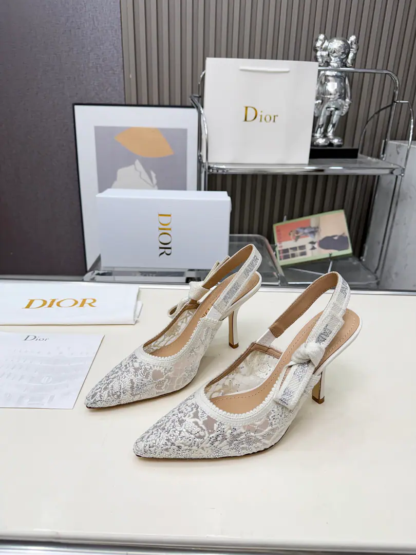 Gum./Python. 🏧𝐃𝐈𝐎𝐑Dio. Embroidery&- The hot high heels. Embroidery LetterlogoSkins and sandals. The cabinet has a new picture of the flower embroidery.. Original purchase. Specialized materials. The original one-to-one.！ Original Speculated Environmental Pyrome Shoes In top-of-the-sheep skin.+Pure copper hardware button. Size: 34-43 [40.41.42Custom]