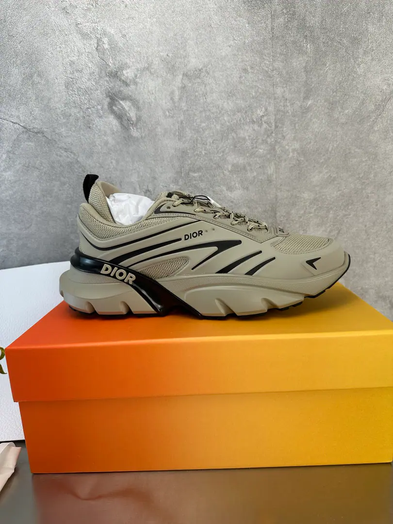 Get out of the factory. Dior B44 Blade Couples' sneakers., The original one-to-one.. From lewishamilton A series of life capsules designed to fit in. dior B44 Blade - To the sneakers.2000The curves of the generation's inspiration and the strong sense of strength.. They promise to be both athletic and retrograde., We'll use superfiber and canvas mossing., Yes, I do.“Dior”Mark. These unique works., By blades., It's a twisting beauty of the world.. B44 Blade The sneakers are characterized by a large volume of senses., Inspired by2000Age. Based on technology webwork, Technical fabric panels with homogeneity on the shoe surface, And with a sharp blade embedded on the soles of the shoe., Highlight the running elements. Shoe., Heel and side of shoe. DiorMark. Two-coloured shoelaces and the support of socks highlight their athletic aesthetics., To make sneakers look more modern.. Couples.size: Men39-45