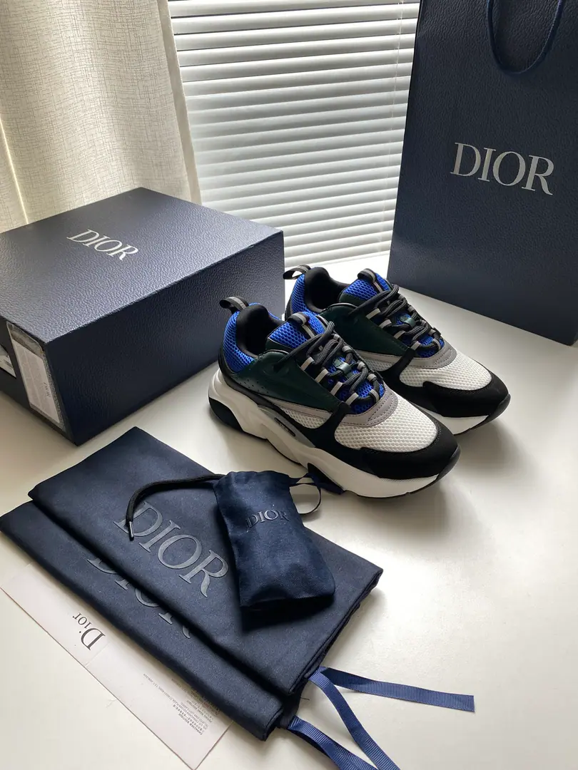 New🆕Section B22 The sneakers are inspired by the retroruns.✅The thick low-band contour is made of gray cow leather and blue and white web-eye fabrics to fit the shoe face., It's a black match., White and blue rubber shoes.. Blue eye-folded shoe tongue and heel support nylon ribbon decorations., Sidesark“Dio～”Logo. It's a sharp contrast to the suit., Add a fashion breath of sports clothes to your appearance. The thick is a lot higher.4cmLeft and right～ Codes: 39-45 Colours: Figure9Colour（High Version）