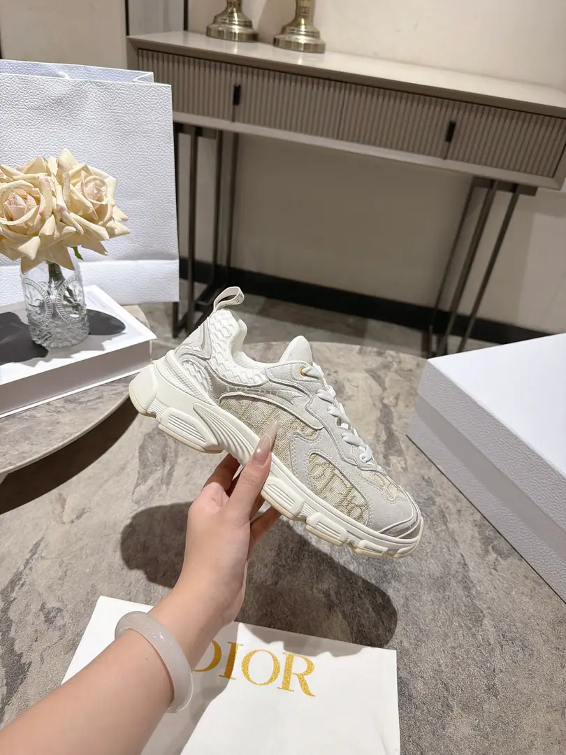 The latest blast. Star money.2026The main thruster. The new Dio. Dior Chrono New leisure sneakers, old dad's shoes. It's really cool., The future is so strong.!Really good.！Once again, the idea of Diocuncupation was played out., Lucky star is good luck for you., It's brand new.EVAThe soles are so light and soft.!The original is perfect.！Full-to-Purpose Material Modular！！35-39(40.41.42Do it.)