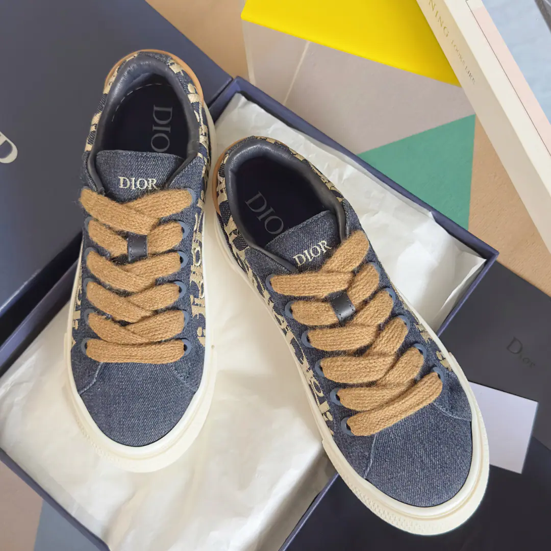 Top Version: Couple money. DiorDio.B33Series Spin Couple money. Cowboy. Leisure Sports shoes Thick Skis. Original procurement development Make the goods. This one. B33 Spin The sneakers are all new to the classic tennis shoes., Fashion stylistic stylistic stylistic stylistic stylistic stumps highlight a strong quality.. It's carefully made with blue cowboy noodles., It's a wine and coconut. Oblique The stamped cowboy fabric., Blue paste is ordered with contrasted lined rice., Reconstruct. Dior Classic pattern. - A rubber shoe underlay. Dior Oblique Pattern, The back of the dots is contrasted. Dior 30 Avenue Montaigne Mark Up. The pair of dry-skinned horses and furs are more sophisticated., It can add fashion to the various recreational models. Send a cabinet for fine packaging🛍📦 ▪️ Fabulous.: Original CustomiseObliqueOld flower.+Bullskins. ▪️ Uchi.: Original customized sheep skin+In the air network. ▪️ Shoes under the sole.: Original Open Model Slide-InTPUMaterial ▪️ Bottom: 4CM ▪️ Size: Female35-41 / Men39-45