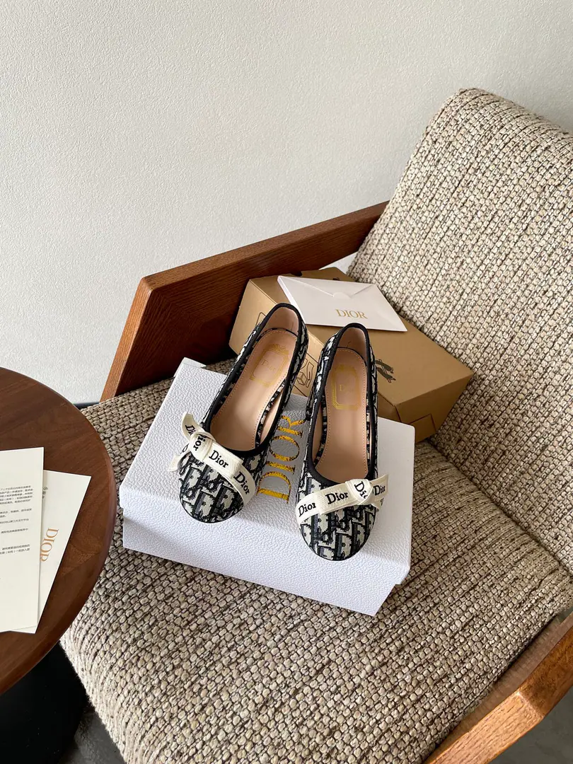 Dior | Dio. 26Spring and summer embroidery.logoWeasels of butterflies tied to the bottom of the round Mary Jane's shoes.！ 🧡💚2026Spring and summer brand new. Top Version⚠️ The owner of the counter is making a new offer. CDButterfly with Mary Jane's ballet shoes. New hardware.🆕 Requisition level！It's a great sense of excellence.！A huge amount of money from domestic and international bloggers., Old and fashionable. 💎The upper toe blew up.！The boss's push.★ Shoe.:Use of mixed-import sheep skin Inside, put your feet on the inside.:Importing crystal sheep skin Otsumi!:Italian imports are so colory. Codes:35-41（40 41 I'll make sure I don't change it.）