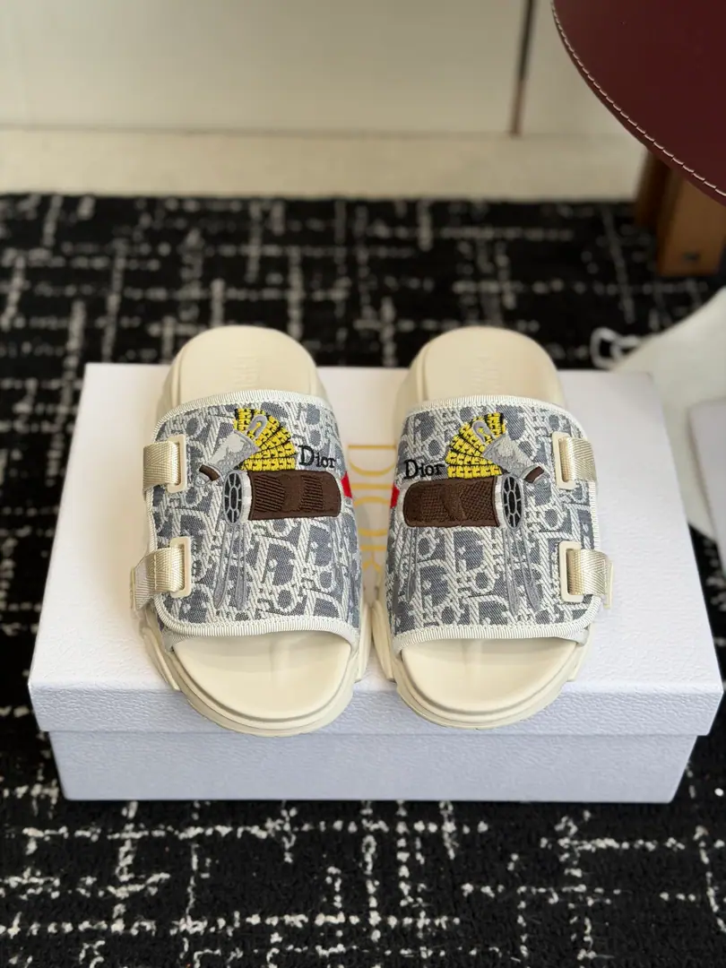 Batch Dior Dio. 26 new arrival Thick Shoes. D- Home-- - Tight slippers., Jane's atmosphere., Shoe-face custom-made old flower noodles.-The match is gold."ChristianDior"Mark, It's full of brands. The thickest design is higher and more comfortable., It's for long.. Shoe bottom smoothing., Every day, out and on vacation.OK!You can fly a dress and a casual pair of pants., Spring and summer seasons, we'll have to have a single., Fashion and practical., It's easy to get a better sense of compatibility. Size: 35-41（40 41I'll make sure I don't change it.)