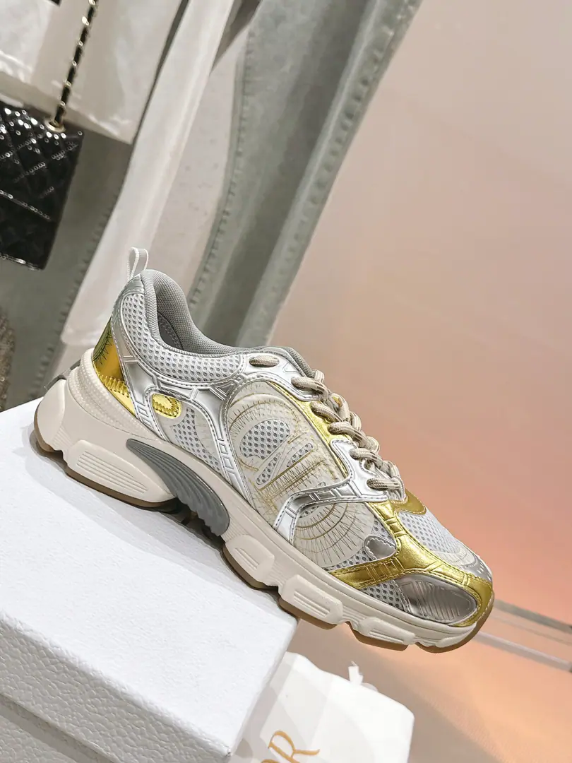 🏧𝐃𝐢𝐨𝐫Top quality upgrades Couple money.👫Classic recreational shoes. The prototype is a model. The details are welcome. The original shoe face of the grid. It's a nice airnet. OriginalEVAThe soles are so light and soft.！ Female size:35-41 [40.41Make a reservation.] Men:38-45 [38.45Make a reservation.]