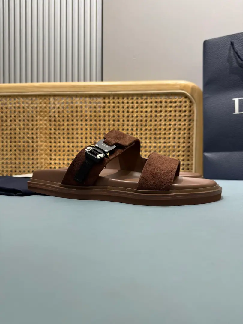 Men👨🏻Plant price, New paragraph 🆕Dior Aqua A man's slippers are elegant and leisurely.. - I'll take a D.～Ash CD Diamond Reconstruct the canvas., Inspired by the... Dio～Archives. Match“D”Signs and commo-tone bottoms, It's easy to match shorts or jeans., Make a fine shape.. Codes: 39-46 (46I'll make sure I don't change it.)