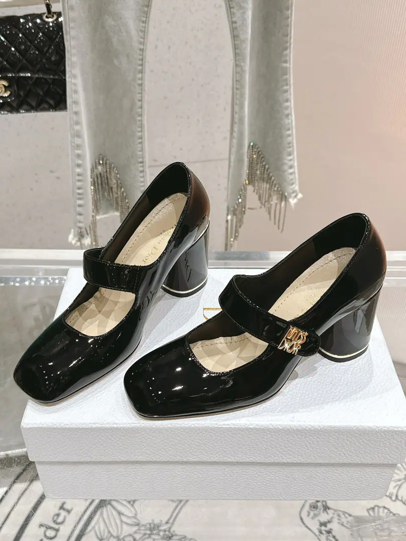 🏧𝐌𝐢𝐬𝐬 𝐃𝐢𝐨𝐫/The Diao classic Paris show. I'm a new cabinet. Metal button single shoe series This one.MissThe one-shoe series is a Paris show., Elegance fashion.. It's carefully crafted using paint leather., Shortcut, Shoe-faced metal with gold-faced beadslogoRaise the tone, Elegance atmosphere！Fashioned round-shoes and cylindrical heels are mutually reinforcing., It adds a high quality to the various shapes.. The shoes are painted with imported soft calves. The insides are all sheep's skin. Italian imports are so thick. He's tall.: 4cm/8cm Codes: 35-41 [40.41.42Custom]