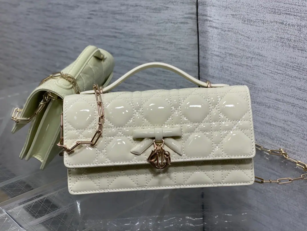 Current‼️ The newest butterfly chainer in the brick cabinet.🎀Signal vine grooves, A classic letter-and-letter strap.🎀👏, A new handle design., With soft sheep skin., Elegance and fashion.🙋, The brightest part is the beautiful pearl chain.😁, Make the whole bag even more sophisticated., Multiple layers and slots inside, A beautiful, practical one.😍 size:21*11*5cm 0502