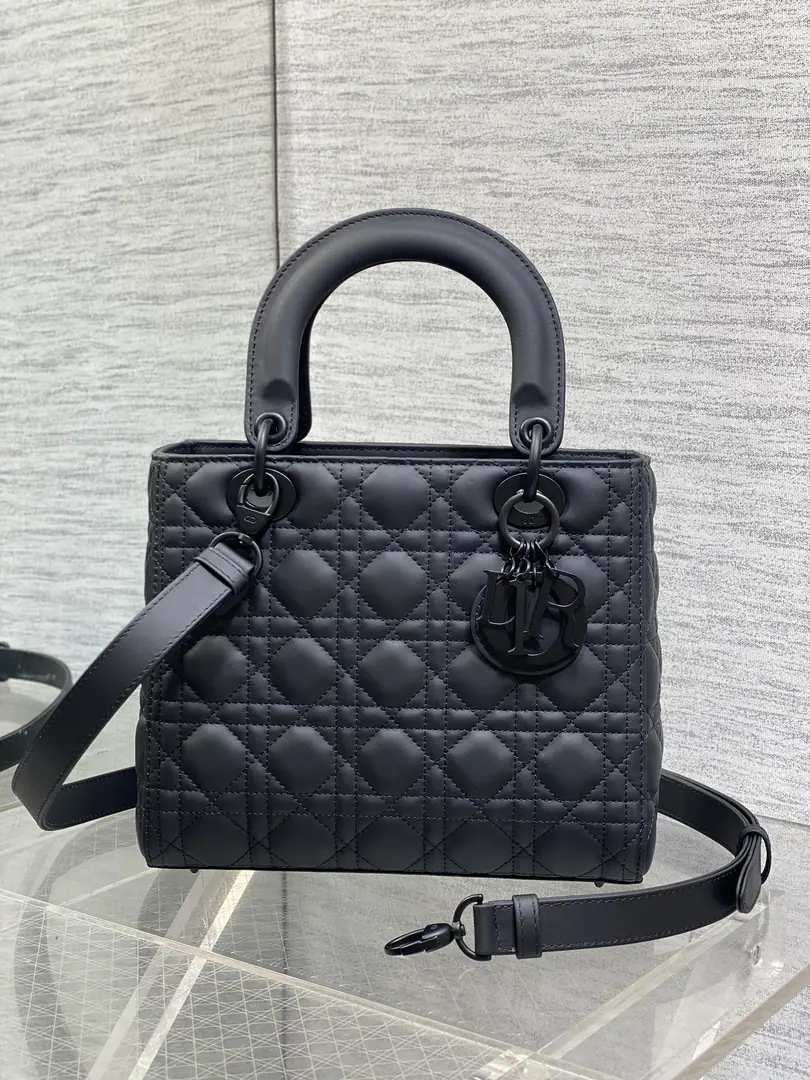 The sand is black and spotted.‼️ LadyThe latest five-gauge sheep., Classic Upgrade📤, Change the zipper design of the previous scratch., That's so sweet.😘, After all the zippers., I really like the new five-digit cap design., Full capacity.💯, You look good with your hands slanted., The ancient diamond and the long-lasting wrapping., It's a classic bag every girl deserves.👜 6605 size:24cm0001
