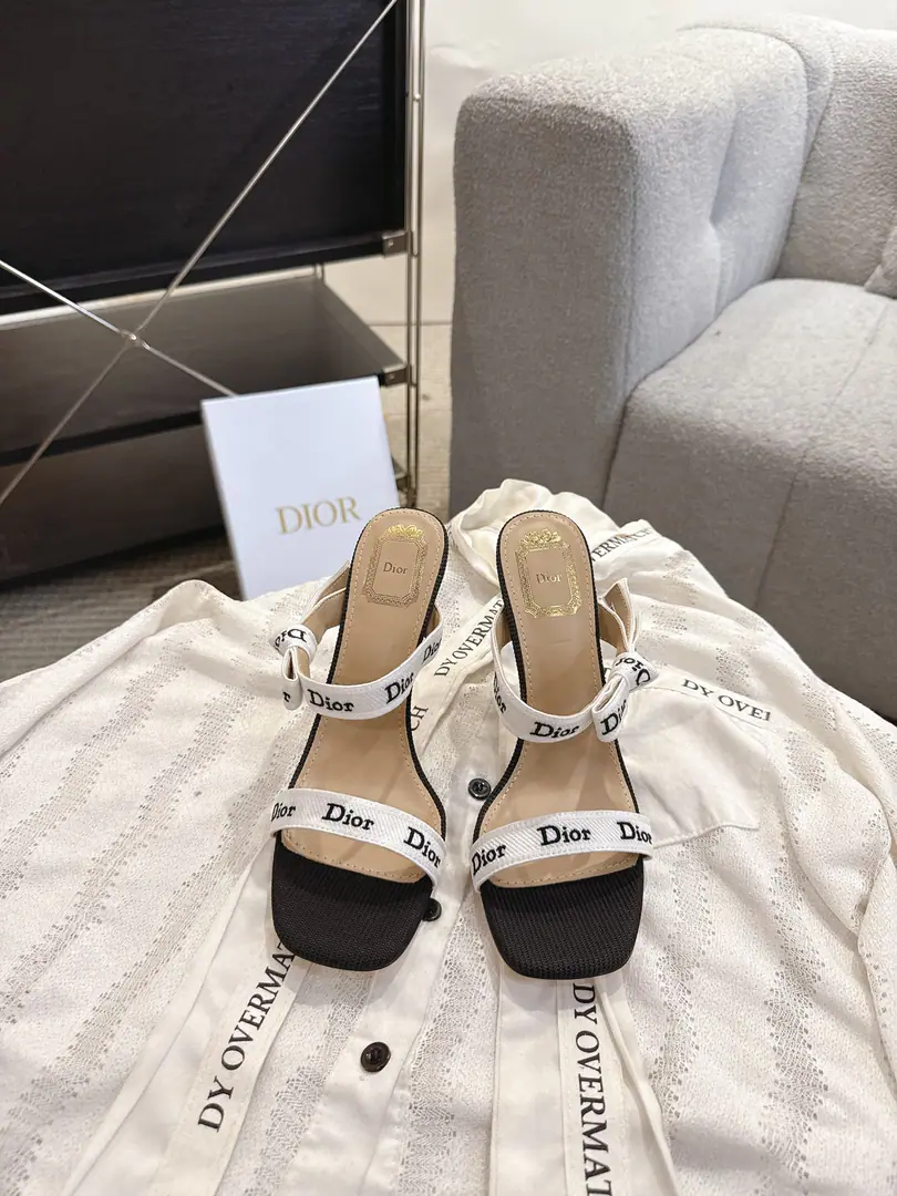 Get out of the factory. J'ADIOR Dio. Dior 2026 The New Spring Series.DentelleHigh-sheetahed female shoes. The star is the same.CDLetterlogoA 3-D embroidery with a tanning sandal. Market Top Version Material:Imported electrocution, water-water-consolated cotton technology for shoe surfaces+In the skin of the sheep.+Italy is a big-ass country. He's tall.:9.5cm size: 35～41, （40.41Customize or not change）