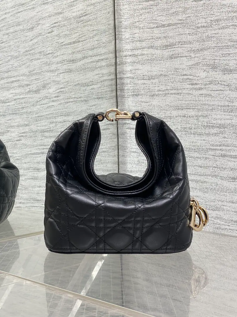 Mini-black spot.‼️ Dior Winter26NewToujours Hobo Bring your own Yuan Bafu bag., The spirits are smooth.❤️ ♪ A symbolic smile folded around ♪+A classic vine-tied little goat's skin./- Oh, Pete. Small｜Wide leather shoulder belt, - A lot of commuters., I'm lazy. Mini-Man.｜Fine metal chain, ♪ Little twilight ♪, The atmosphere of dating is so high. SideD.I.O.RLucky suspension., Walking softly with a good luck filter.✨ There are many other low-saturated and tender colors., I'm not going to have to make it all the way up. French relax Easy to squeeze.🤏🏻 Mini-Man. Size: 17.5*19*7cm