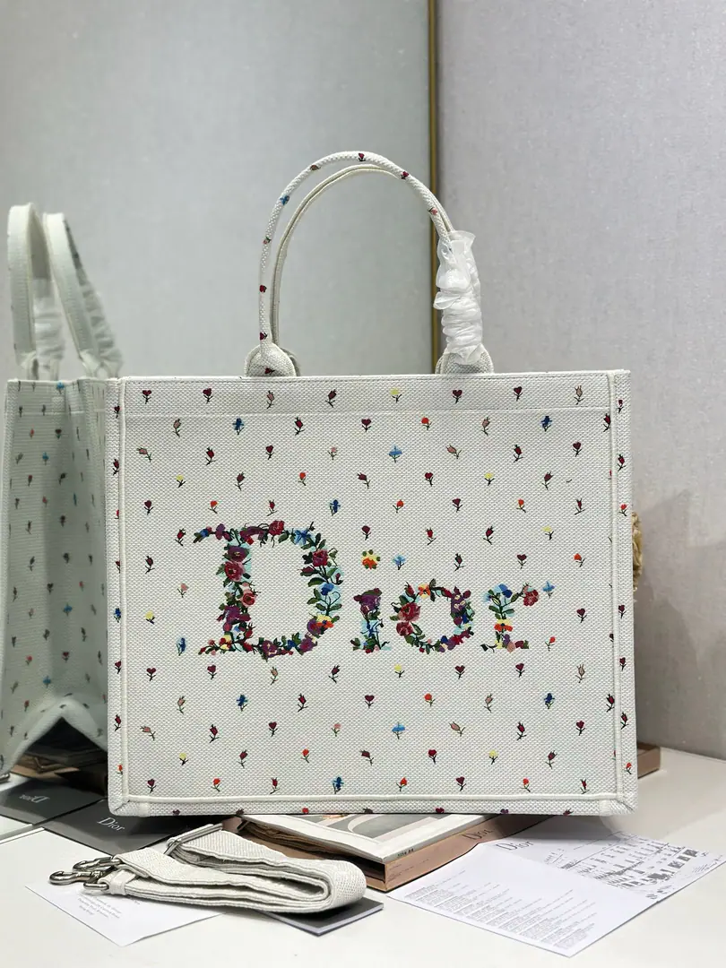 【The skyflowers with the straps. Big number.】 Dior book tote Shopping bags This one.Book ToteThe bag was inspired by Maria the Head of Women's Creatives.·Katya.·Cory.（Maria Grazia Chiuri）It's a reflection.DiorThe beauty of the game.. I can collect all kinds of daily supplies., A new act.BayadereMixed effectD-StripesA pattern embroidery, More fashionable.. "and the head"“Christian Dior”Mark, Well, that's all.DiorThe most beautiful process.. Paragraph: 1286 Dimensions: 42×35×18.5cm 0006