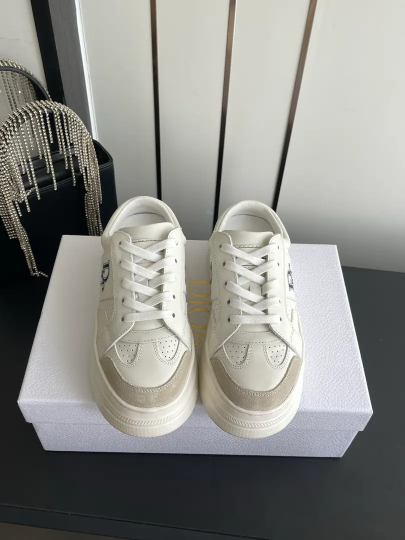 🏧𝐃𝐈𝐎𝐑The Dior series is half-drawn. White shoes. This one.cdThe sneakers are the new classic. Comfortable and elegant. It's made with white cow leather. In gold.CDMark With the soles of the thin shoes. ♪ Makes it feel like you're wearing ♪ It's a mix of seasons and leisure. Make a fine shape.. The shoe face is based on original calf skin. I'll put my foot on the skin inside. The original model of the rubber floor. Codes: 35-41（40 41Do it.）
