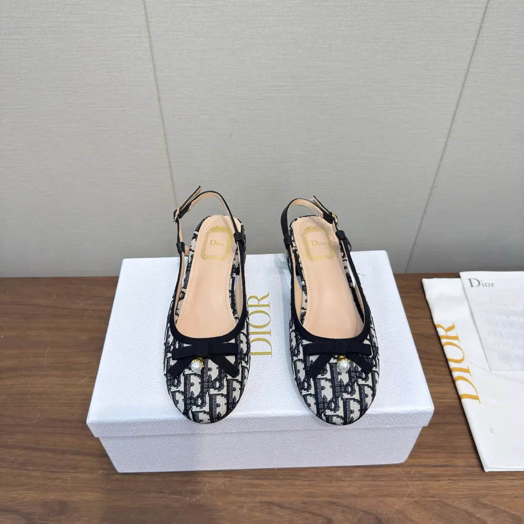 DIOr 26ss New paragraph Butterfly knots.🎀 Heel-shoes. Mary Jane's shoes. Ballet shoes. High Version DiorThe butterfly is wearing ballet shoes.｜Elegance never fades., Classic ballet shoes.+Signal Letter Butterfly Collar, French Ecliptic Laman, Soft-Back Round Head Design, The upper foot is comfortable., It's been a long time., 2& Colour all styles: The fog is blue and the warm atmosphere., The classic Black Book is right., Telecommuting, Date, Out of the street., Telecommuting, One pair to get everything done., The color value and comfort are online, The eternal classics in the shoe cabinet.. I've been wearing it long enough to be tired., It's the whole shoe cabinet.！♪ Gentle ♪/Sweet, cool girls can handle it., Close your eyes and don't step on the thunder.. Shoe.: Feature original material➕Lamb skin. Uchi.: Lamb skin. Otsumi!: Italy is a big-ass country. size: 35-41Code（40, 41Code custom is not to be changed）