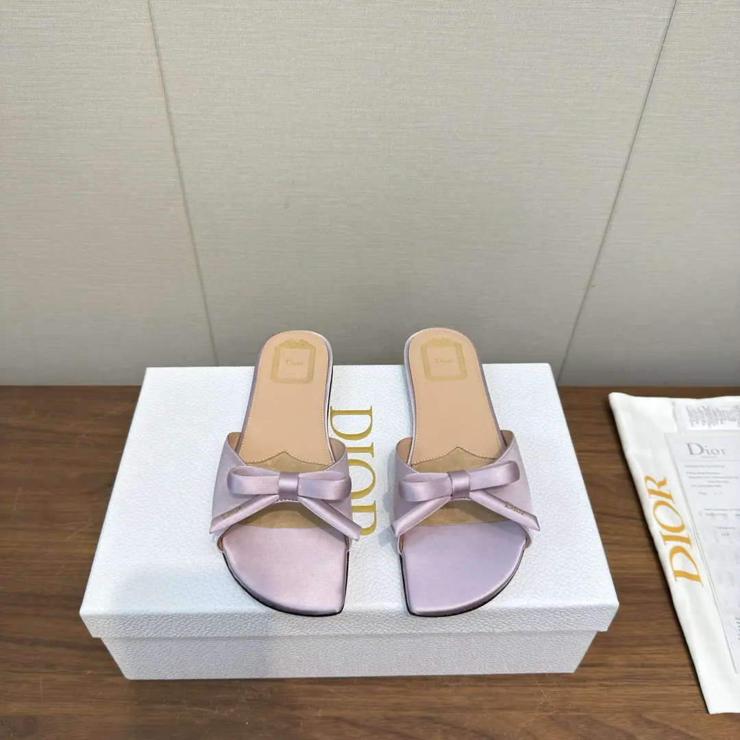 Dior 2026 s New paragraph Butterfly knots.🎀logo Heel slippers.🩴 Classic embroidery process High Version Little round head and a big one. - Slugs. Material:Shoe-faced sheep's skin. Original consistent high-temperature water-consolable cotton electrocution technology+In the skin of the sheep.+ Double Layer Italy is a big-ass country. He's tall.:Floor1.5cm size: 35-41, 34.40.41.Custom