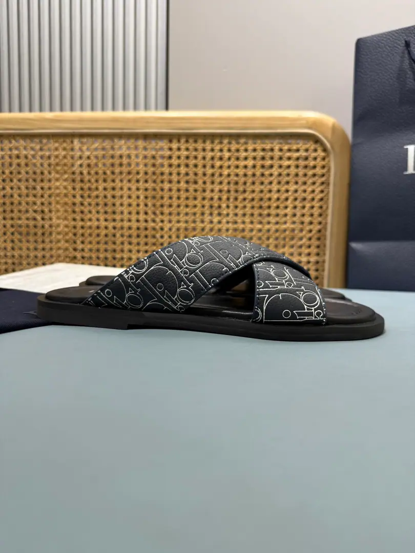 Men👨🏻Plant price, New paragraph 🆕Dior Aqua A man's slippers are elegant and leisurely.. - I'll take a D.～Ash CD Diamond Reconstruct the canvas., Inspired by the... Dio～Archives. Match“D”Signs and commo-tone bottoms, It's easy to match shorts or jeans., Make a fine shape.. Codes: 39-46 (46I'll make sure I don't change it.)